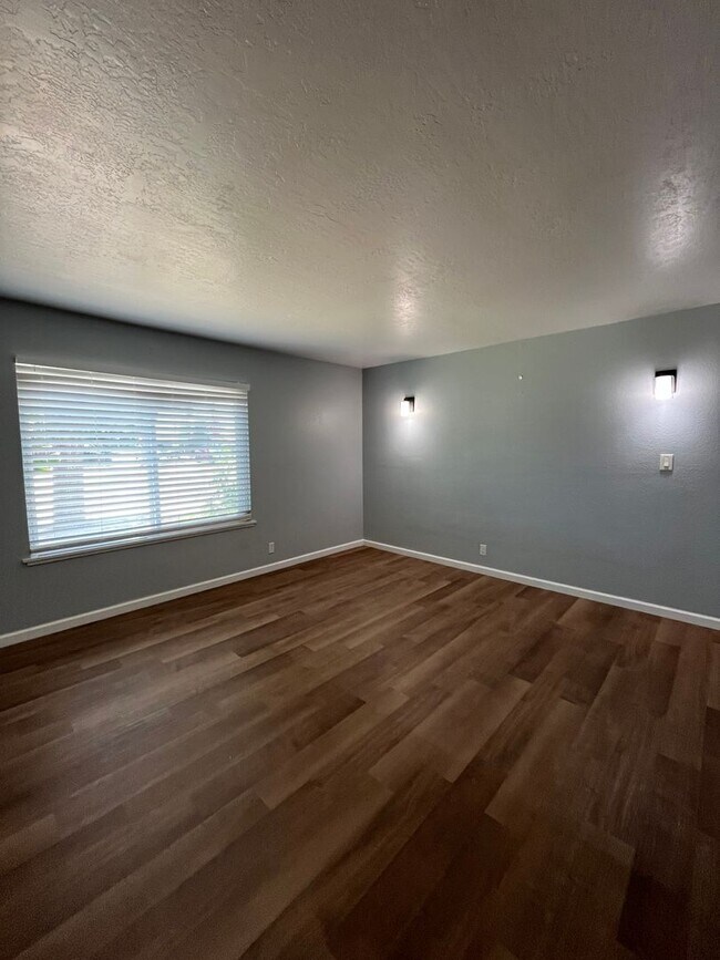 Building Photo - Available Now! Move-In Ready