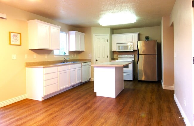 Building Photo - Large Family Home Ready for You!!