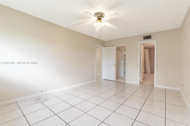 Building Photo - 7877 Golf Cir Dr