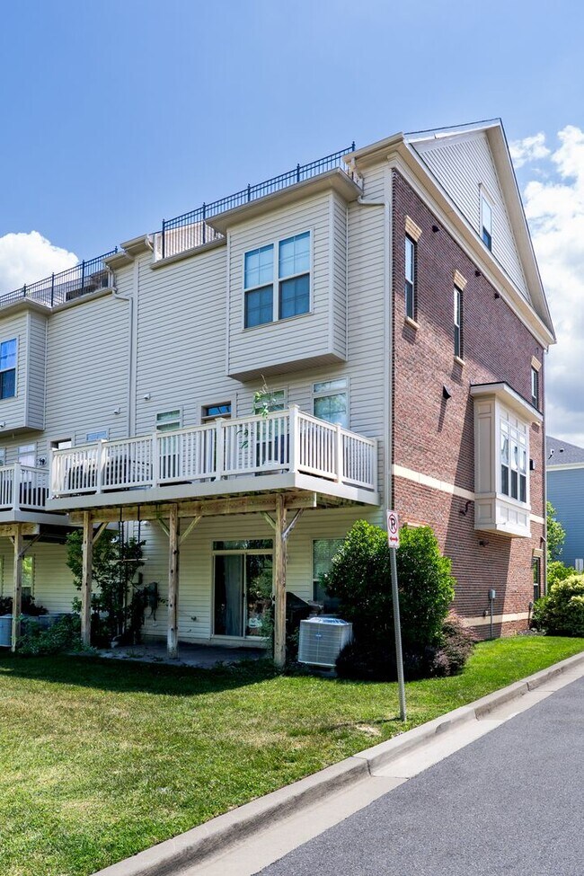 Building Photo - 10225 Hilltop Ascent Dr