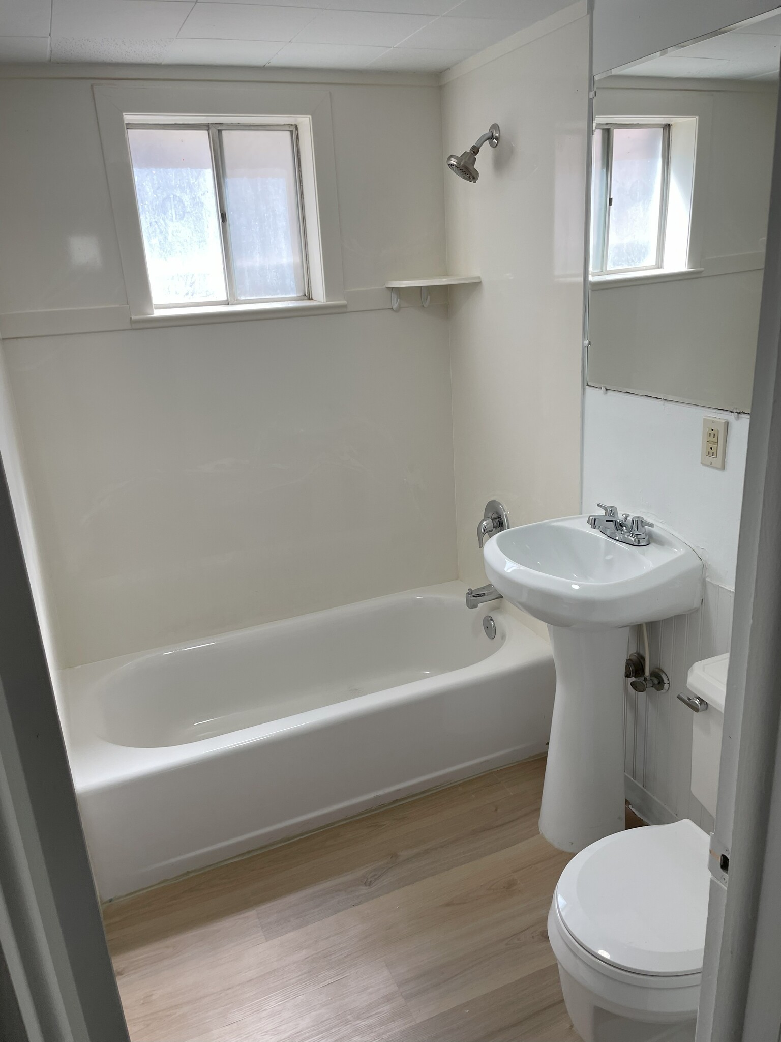 Tub in bathroom - 2258 E Claybourne Ave