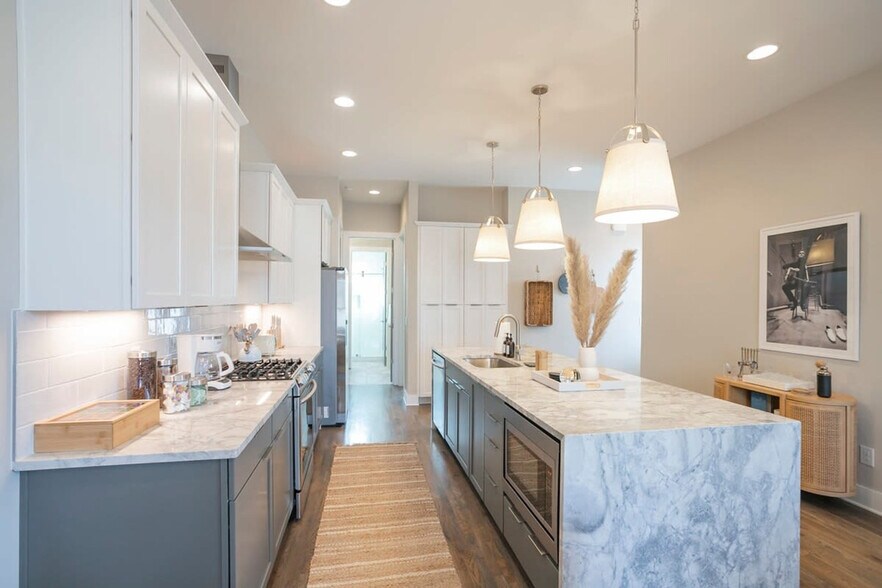 Building Photo - 713 26th Ave N