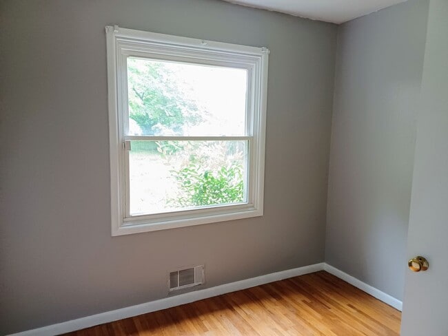 Building Photo - Spacious 4 bedroom, 1 1/2 bath home in Par...