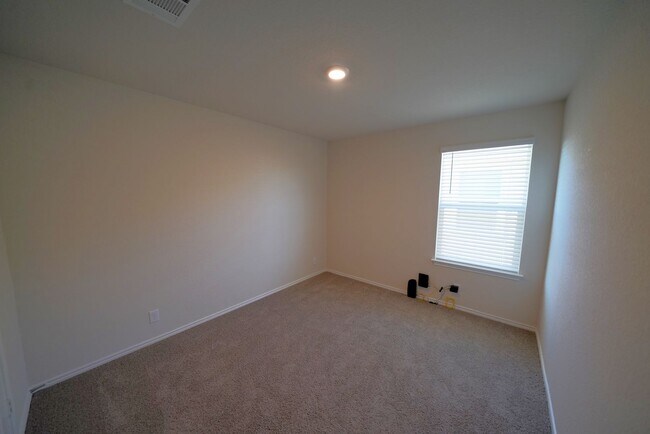 Building Photo - Like-New Home in Applewood Neighborhood. Realtor Commission: $600