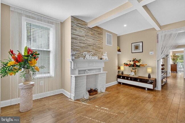 Building Photo - 426 Main St