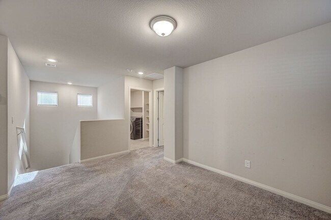 Building Photo - Spacious 4 Bedroom Home!