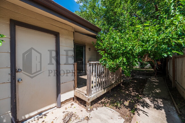 Building Photo - 2202 S White Oak Dr
