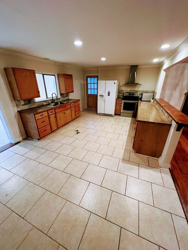 Building Photo - Charming 3 bedroom house