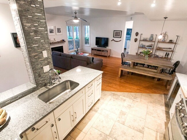 Building Photo - Beautiful Updated 2BR/2BA Condo Near Beltline