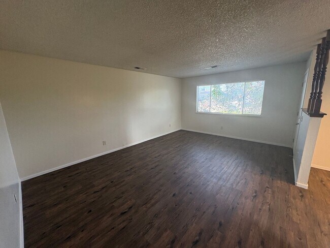 Building Photo - Spacious NW Visalia Home Rent Ready!
