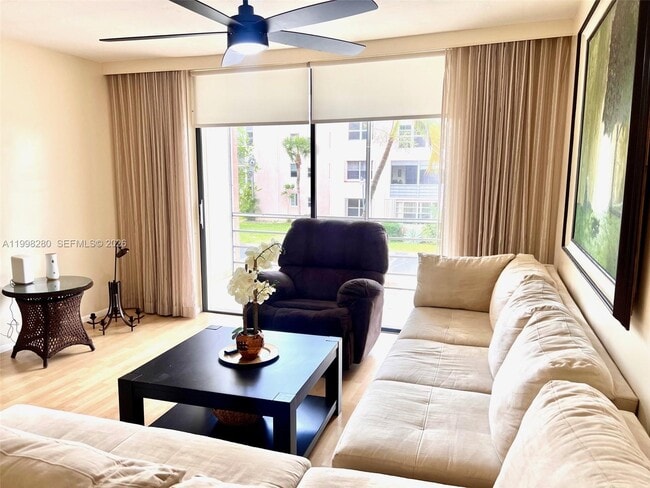 Building Photo - 2841 Somerset Dr