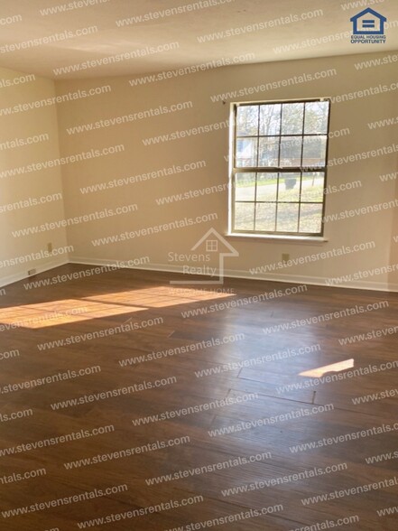 Building Photo - 402 Oriole Dr