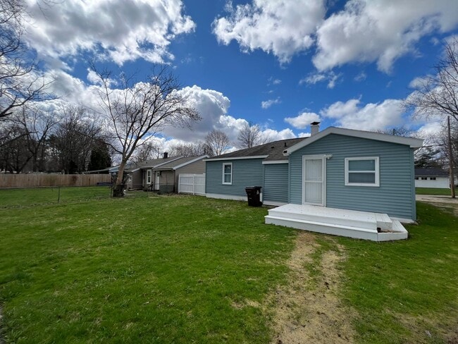 Building Photo - 1018 Hall St