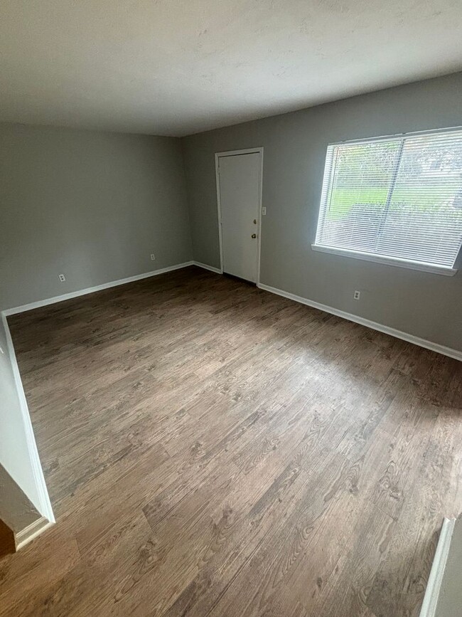Building Photo - Freshly Renovated 3x1!