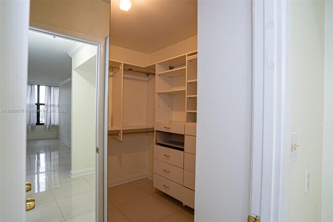 Building Photo - 2500 Parkview Dr