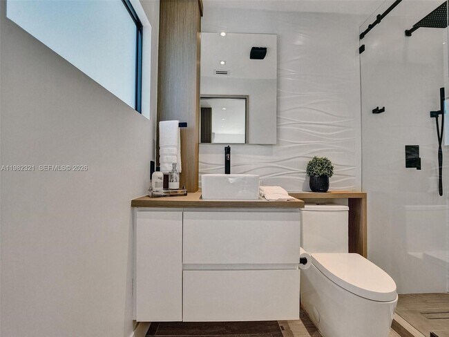 Building Photo - 2066 NE 174th St