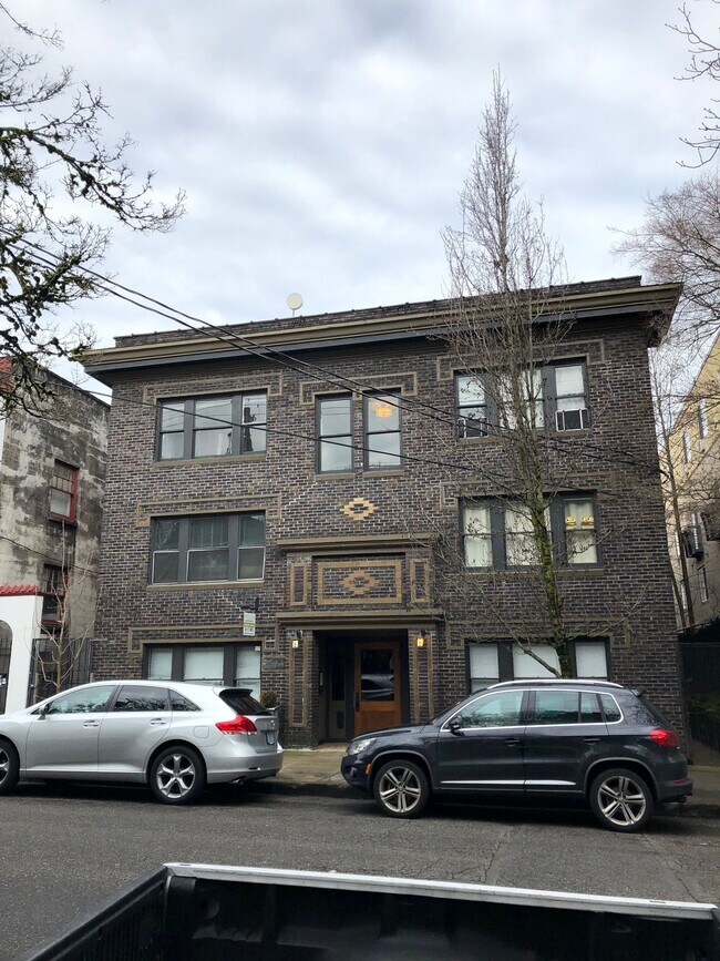 Building Photo - Sara Ann Apartments