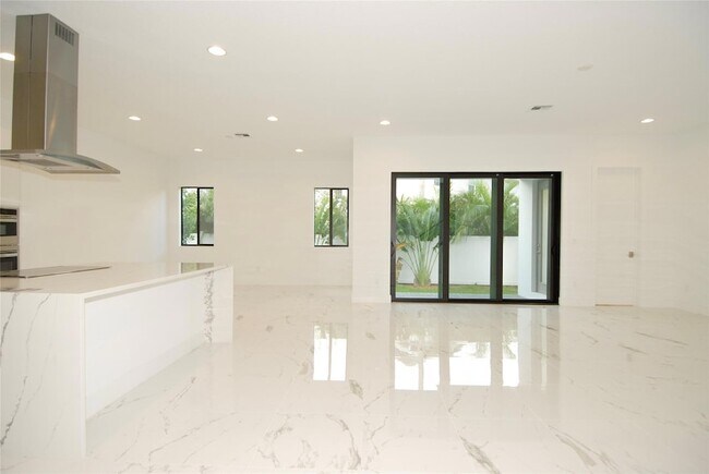 Building Photo - 1421 SW 23rd Ct