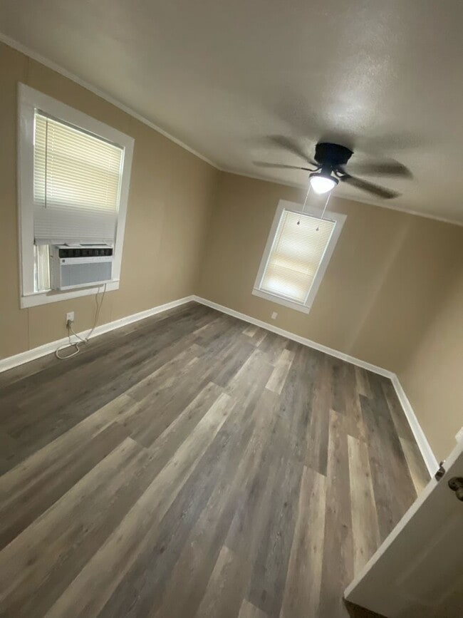 Building Photo - 4 Bed 1 Bath House