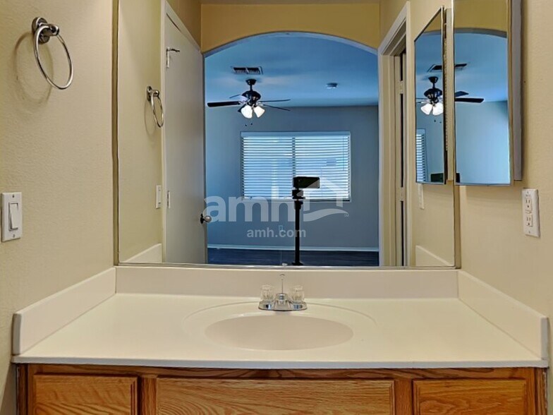 Building Photo - 6323 W Winslow Ave