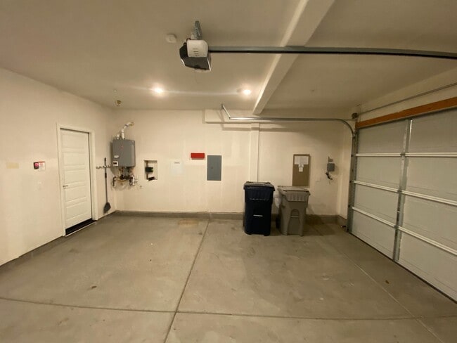 Building Photo - Gorgeous 3 bedroom 2.5 bath home in Northlake community