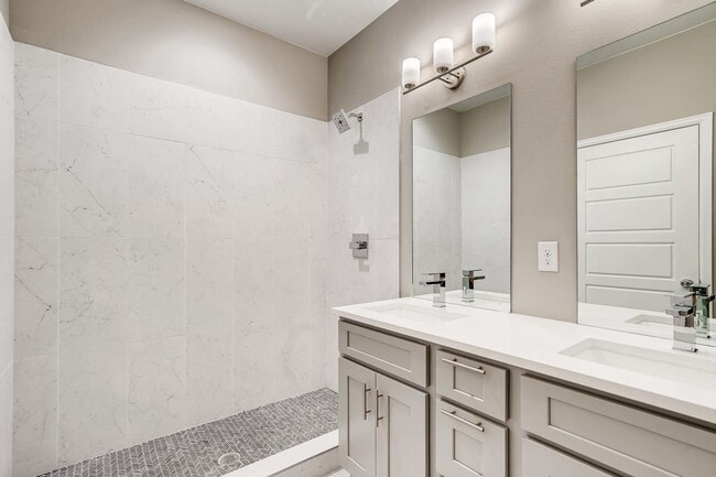 Building Photo - Beautiful 2 Bedroom Townhome