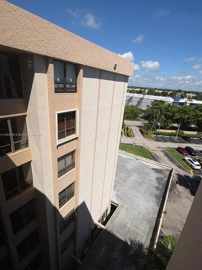 Building Photo - 900 NE 195th St