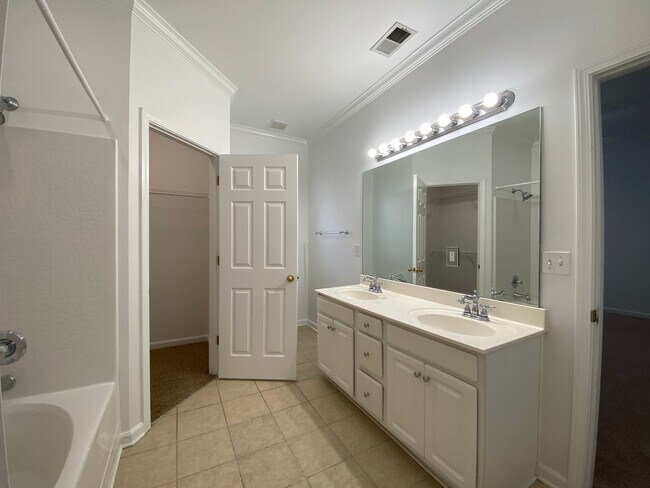 Building Photo - Home for rent in Hoover!!!! Available to V...