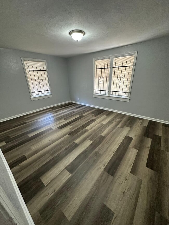 Building Photo - Fully renovated 2/1 single family residenc...
