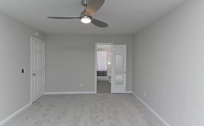 Building Photo - 3 Bedroom 3 Bathroom Condo in Yacht Cove