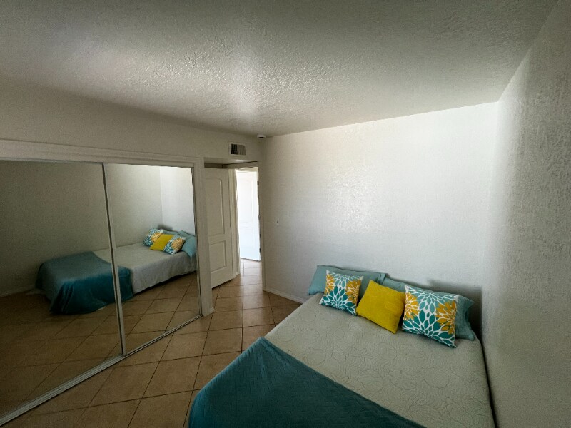 Building Photo - 261 Cottonwood Dr