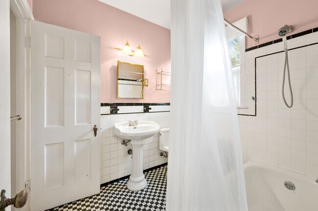 Building Photo - 5325 Chevy Chase Pky NW