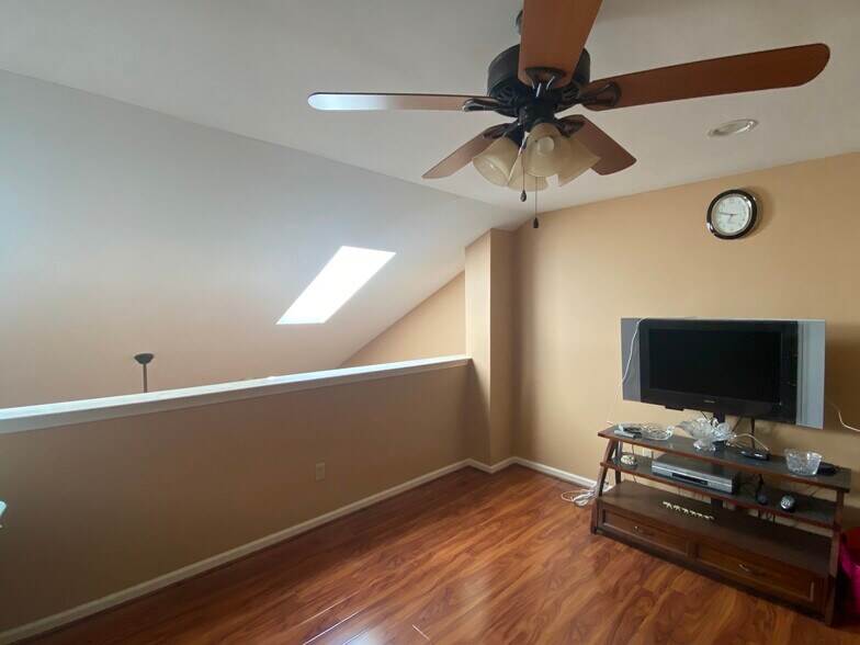Building Photo - 725 Dell Ct
