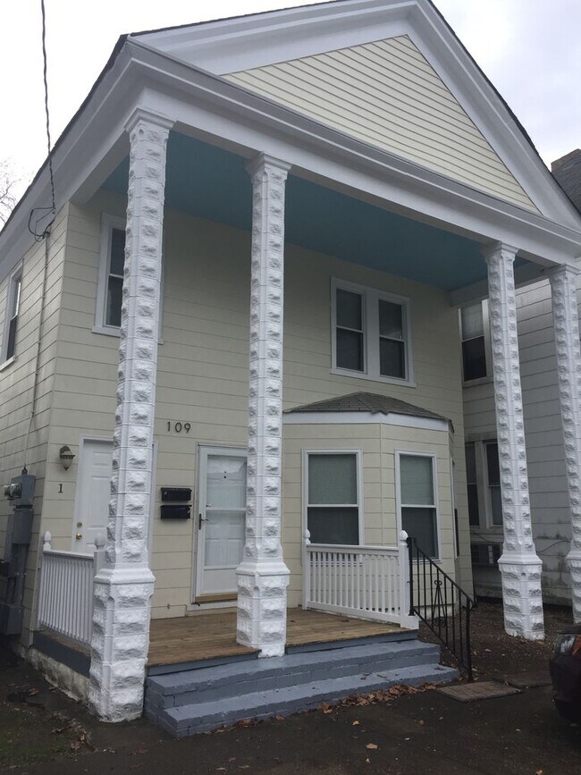 Building Photo - 109 E 39th St