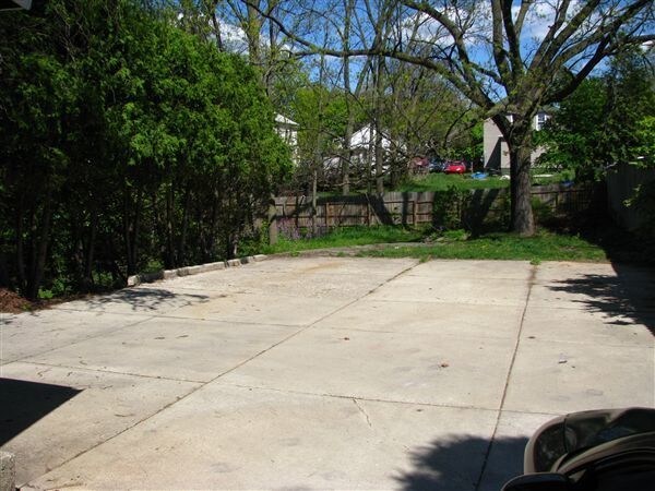 Building Photo - 2 br, 1 bath 4plex - 850 Houseman Upper