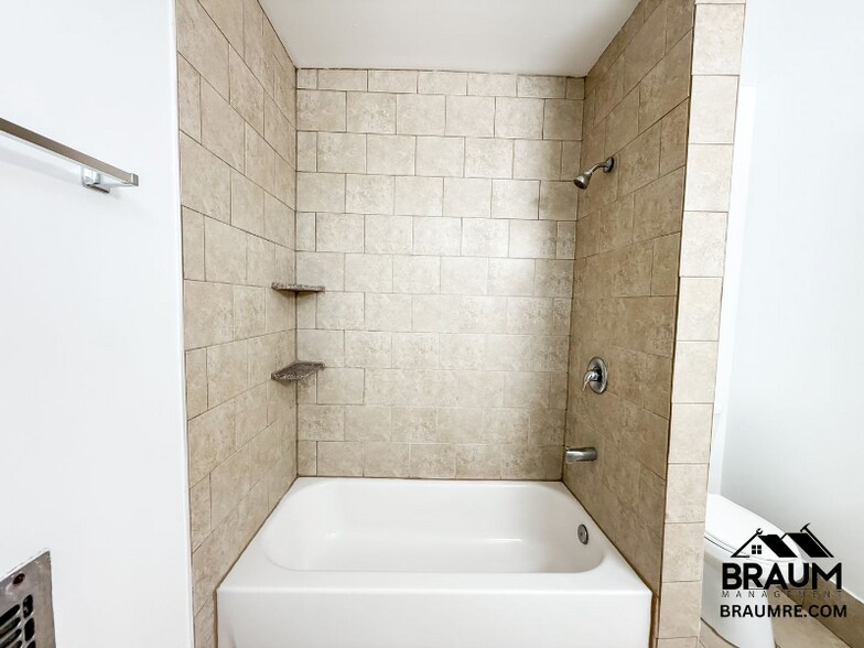 Building Photo - 5131 Buffalo Ave