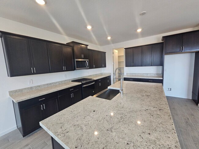 Building Photo - Beautiful new build w mountain views