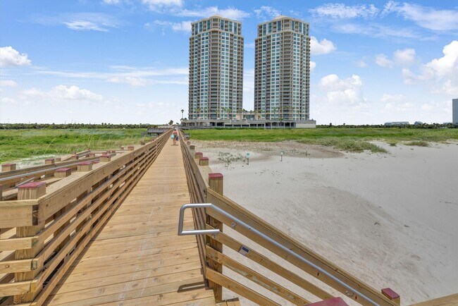 Building Photo - 801 E Beach Dr