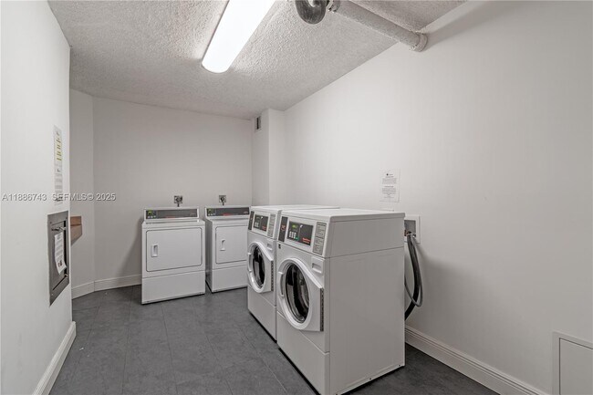 Building Photo - 3901 S Ocean Dr