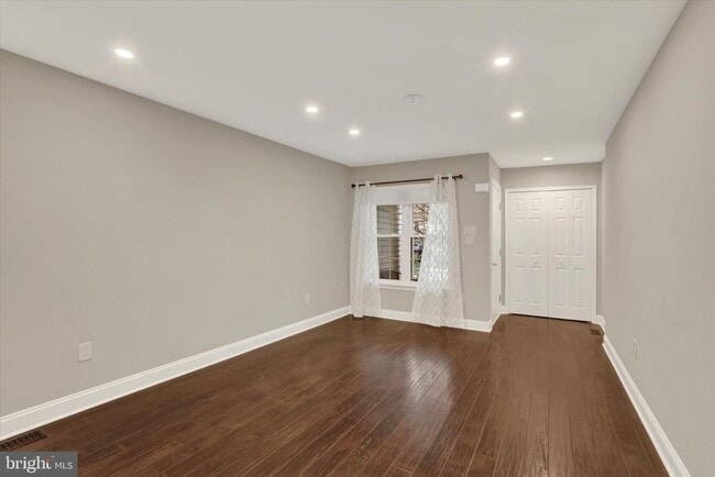 Building Photo - 102 Julian Dr E