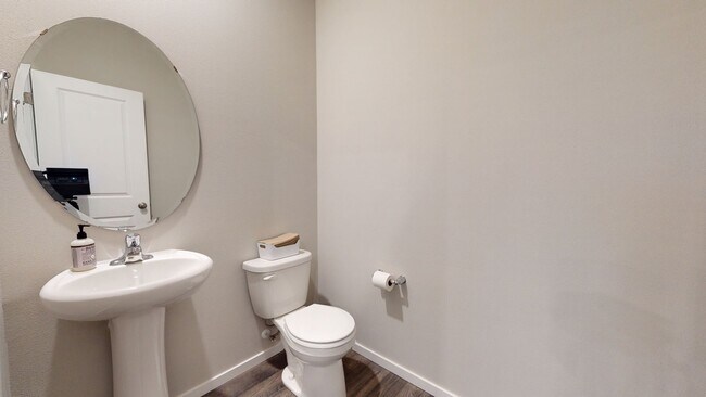 Building Photo - Large 3 Bedroom off of McWilliams, close t...