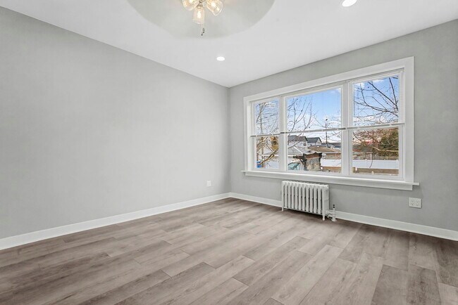 Building Photo - 2950 W Waveland Ave