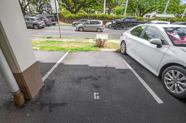 Building Photo - Punahou-Wilder Unit 803 - 2 BD 1 BA w/ Lanai KEY SCURED BUILDING