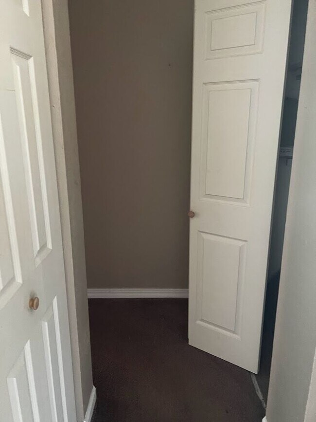 Building Photo - Spacious 1,226 SF Unit - 2 bd / 2 ba near ...