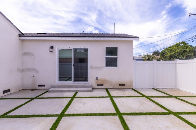 Building Photo - 17601 Hamlin St