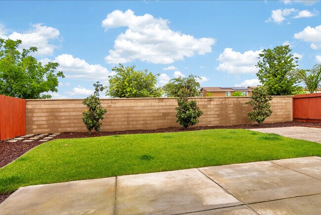 Building Photo - Gorgeous West Roseville Solar Home