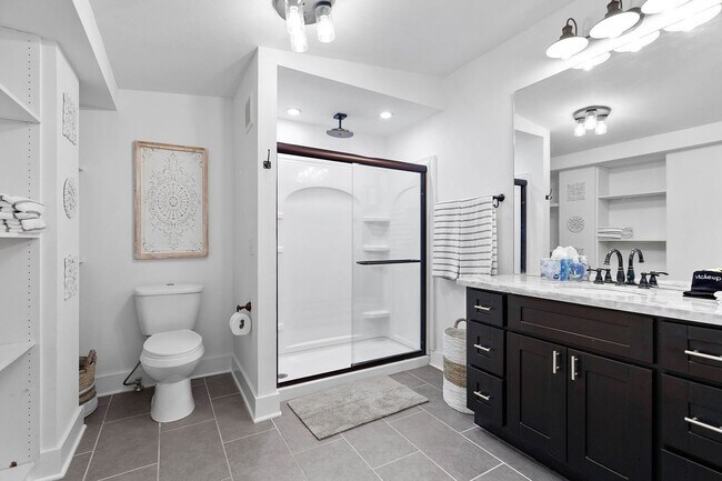 Building Photo - 3/2 House by TMH!! Available April!! fully furnished, 6 or 12 month lease available