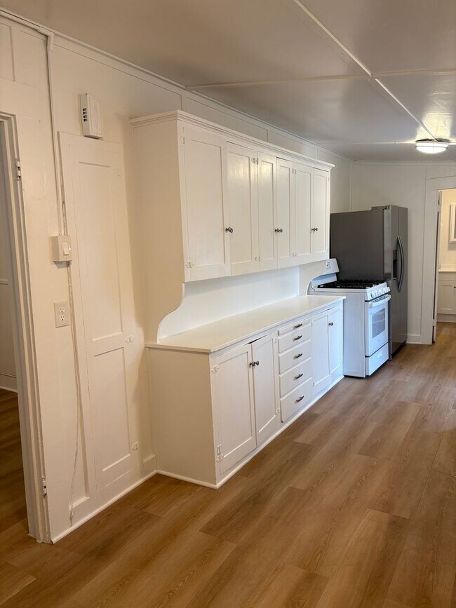 Building Photo - Studio Located Downtown Ventura, Close to ...