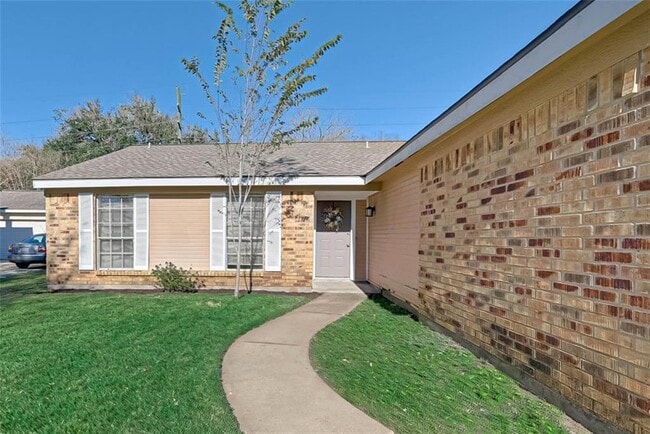 Building Photo - 2411 Country Pl Dr