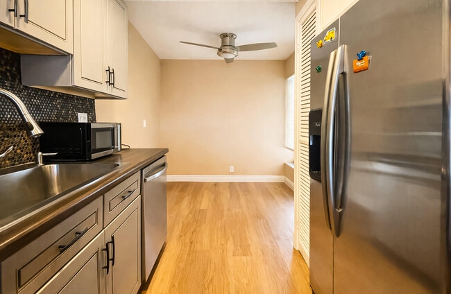 Building Photo - 6 Royal Palm Way